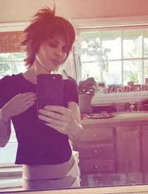 O mai ții minte pe Lisa Rinna, faimoasa Taylor din Melrose Place? Este desfigurată de operațiile estetice și a ajuns de nerecunoscut: "Arăt ca o ciudată"