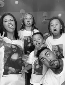 Alex Velea a aniversat 36 de ani în izolare, alături de Antonia, în noua lor casă: ”Nu vrem să epatăm. Oamenii mai puțin norocoși ca noi sunt “bombardați” de “vedete” cu achizițiile luate pe barter"