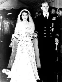 Elisabeta a II-a a primit peste 2.500 de cadouri în ziua nunții... de la așternuturi de pat, la mașină de spălat! Care a fost cel mai neinspirat