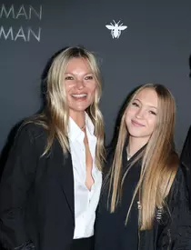 La fille de Kate Moss Lila Grace pose pour la nouvelle campagne de Marc Jacobs Beauty