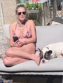 La 62 de ani, Sharon Stone a avut curaj să se pozeze într-un costum de baie minuscul și arată la fel de bine ca-n Basic Instinct! Ce dietă ține actrița pentru a se menține în formă