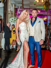 Bianca Drăgușanu i-a dus pachet lui Alex Bodi, izolat la hotel. Ce i-a adus afaceristului aflat în carantină