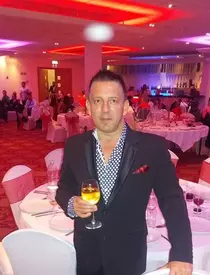 Surprinzător ce s-a descoperit la ușa locuinței lui Costin Mărculescu! Oamenii au început să îi aducă omagii artistului