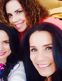 Le mai ții minte pe nepoatele Părintelui Galeriu? Cum mai arată și cu ce se ocupă acum gemenele cântărețe Ruxandra și Beatrice!