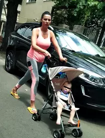 , după naștere! Cum arată în colanți, după ce a slăbit 30 de kilograme