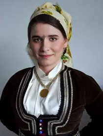 Kira Hagi a îmbrăcat un costum de mireasă vechi de un secol și şi-a tatuat o cruce pe frunte. Apariție spectaculoasă a fiicei Regelui