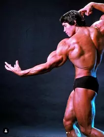 Cum arată fiul cel mic al lui Arnold Schwarzenegger, la 22 de ani. Tatăl lui a fost Mr. Universe, iar el suferă de obezitate morbidă