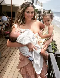 0_Chrissy-Teigen-stretch-marks-and-topless-selfie-with-John-Logend