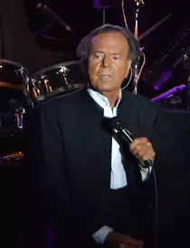 Julio Iglesias gives concert in Moscow
