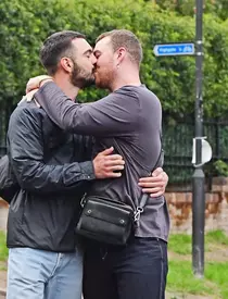 Sam Smith nu se mai ferește că e gay și a dat frâu liber pasiunii în plină stradă! Artistul a fost surprins sărutându-se pasional cu noul iubit