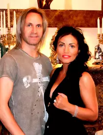 Soția lui Alin Oprea are comportamente... nebănuite! Larisa l-a bătut pe paznicul de la liceul fiicei sale până l-a luat Salvarea