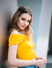 Are 16 ani, dar deja a cucerit inimile românilor. Raisa merge la liceu, dar înregistrează și piese alături de artiști cunoscuți din România