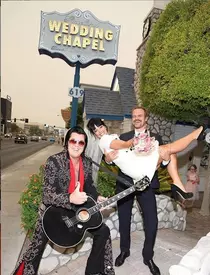 Cântăreața Lily Allen și actorul David Harbour s-au căsătorit! Mireasa a purtat mască, iar invitații au petrecut la un fast-food, cu burgeri