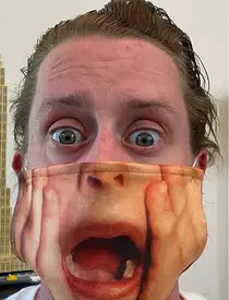 Macaulay Culkin a scăpat de probleme și se implică în acțiuni sociale. A recreat o scenă din Singur Acasă pentru a-și convinge fanii să poarte mască