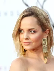 Mena-Suvari-1-904×1024