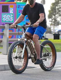 *EXCLUSIVE* Arnold Schwarzenegger running errands with his army jeep