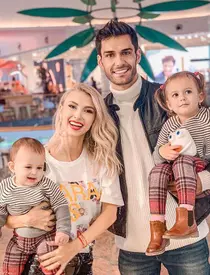 Andreea-Bălan-George-Burcea-și-fiicele-lor-Ella-și-Clara-1-1-2-819×1024-1