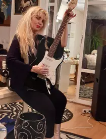 Fiul-unei-soliste-si-a-tatuat-pe-piept-chipul-fratelui-mort-1