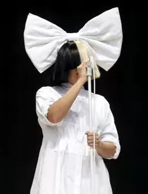 Sia îl acuză pe Shia LaBeouf, fostul ei iubit, de comportament abuziv: "Cred că e foarte bolnav! M-a atras într-o relație adulterină"