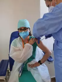 Soția lui Lucian Mîndruță s-a vaccin anti covid-19 (1)