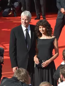 EXCLUSIVE: Susan Sarandon and her husband Tim Robbins enjoy a stroll in Soho before catching an evening screening of „Sugar”, an independent film,at the Angelika  theater.