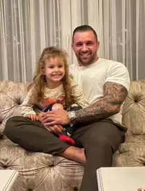 Alex Bodi și fetița ui