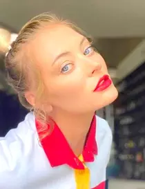 Andreea-MArin-in-masina-800×1000