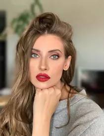 Cum arată Iulia Albu nemachiată. S-a pozat și fără fard și fără filtru