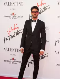 Exclusif – Michele Morrone, l’acteur italien de 365 Dni (Netflix) arrive à l’aéroport Paris-Charles De Gaulle