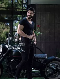 cine este andi constantin