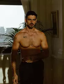 Michele-Morrone-nu-e-gay-2