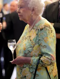 Ce tabieturi culinare ciudate are Regina Elisabeta a II-a. Desertul la care nu poate renunța