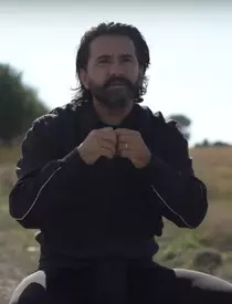 Cine-este-Tibi-Clenci-3