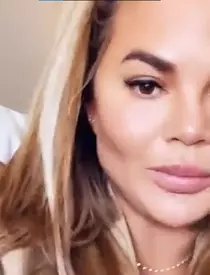 Chrissy Teigen, de nerecunoscut după o intervenție estetică! Cum arată acum soția lui John Legend