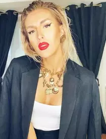 Cine este Andreea, prima asistentă TV transgender din România. Are o relație de 8 ani