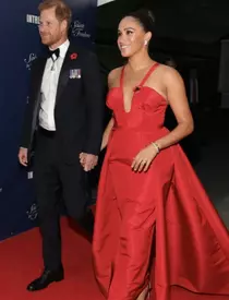 Meghan Markle, apariție spectaculoasă pe covorul roșu! A purtat o rochie cu decolteu adânc