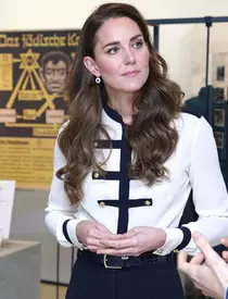Kate Middleton a apărut cu geanta deschisă pe stradă. Ce s-a văzut în poșeta ei