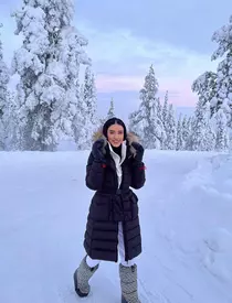 Adelina a ramas cu masina in zapada