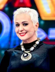 Cum a fumat Monica Anghel prima oară: "Se vedea fumul care ieșea din porumb și bunica a crezut că a luat foc ceva"