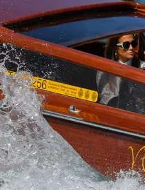 Jennifer Lopez and Ben Affleck show their love while walking by the Beach in the Hamptons New York