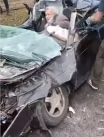 tanc-rusesc-a-trecut-peste-o-masina