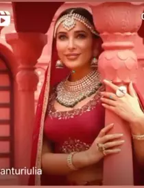 Iulia Vantur reclama la bijuterii