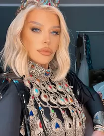 Loredana Groza, ipostază provocatoare pe scenă, în fața lui Smiley: „Să te poți uita sub...”