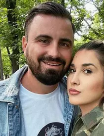 Adda isi construieste o casa noua