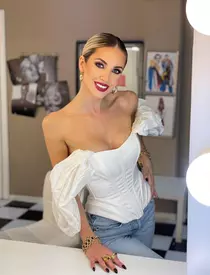 Cine este Otniela Sandu. I se spune "Shakira de România" și joacă în serialul Las Fierbinți