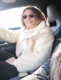 flora-in-haina-de-blana-alba-frumoasa