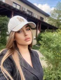 Misha, cu fața umflată în vacanța din Maldive. Ce s-a întâmplat cu fosta soție a lui Connect-R: "Cum poți rămâne desfigurată"