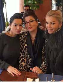 Brigitte Pastramă și mama ei, fotografie de colecție împreună: "Ce mamă frumoasă și distinsă ai". Asemănarea e izbitoare