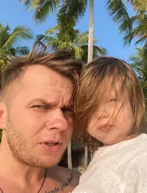 codin-maticiuc-ipostaza-adorabila-alaturi-de-fetita-sa-smaranda-se-bucura-de-soare-in-maldive_2_size20