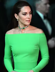 Kate Middleton, apariție de milioane într-o rochie verde de 2.500 de lei. Ce semnificație are colierul purtat și ce legătură are cu Prințesa Diana